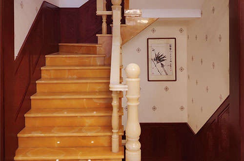 陵水中式别墅室内汉白玉石楼梯的定制安装装饰效果